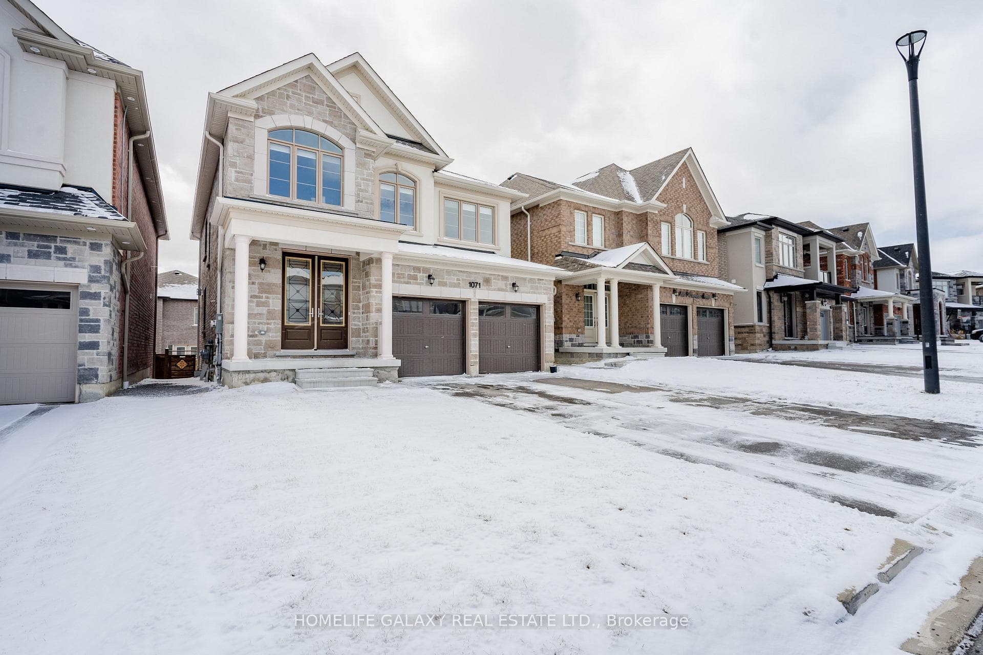 1071 Orenda Street photo 2