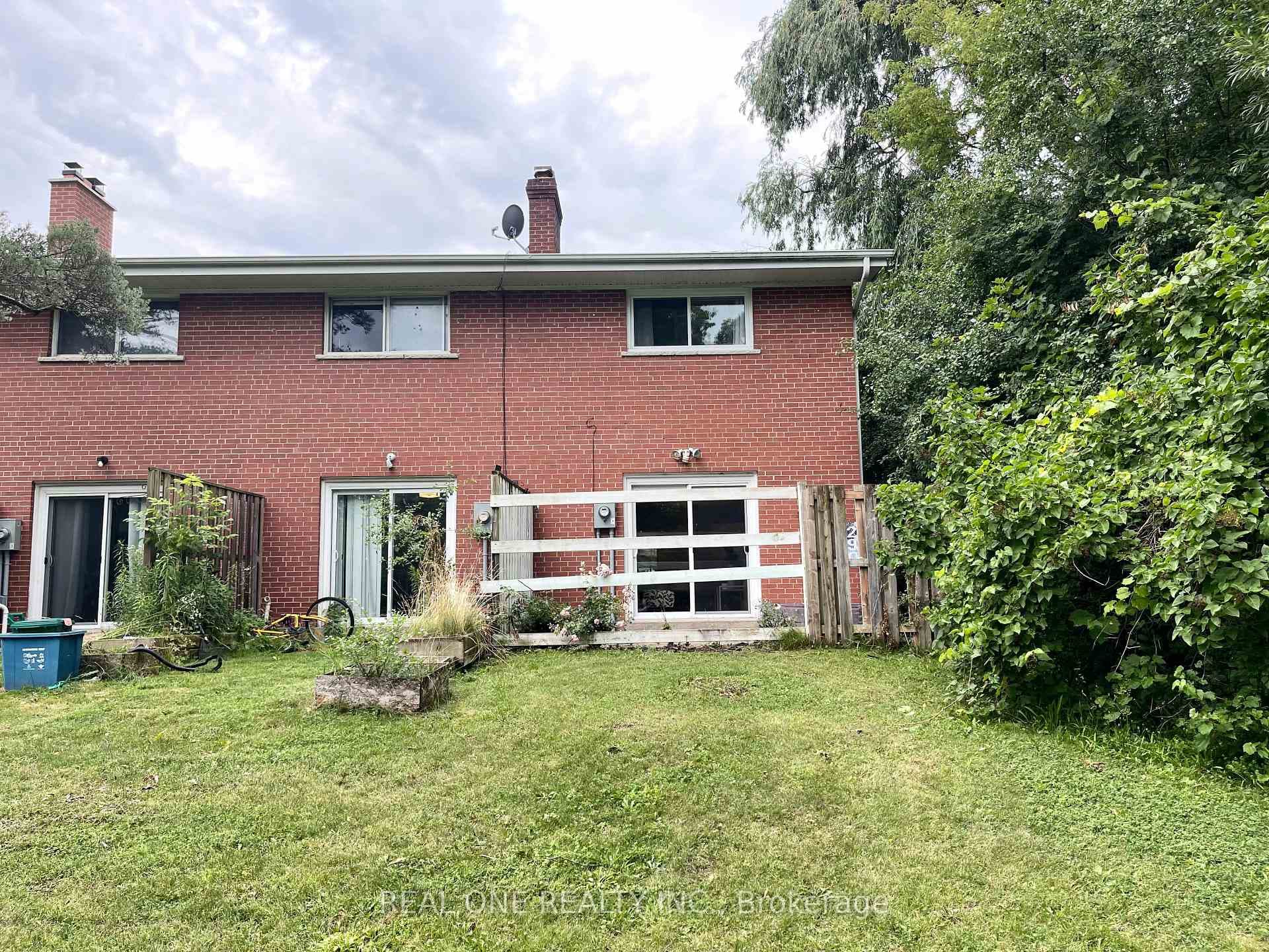 290 WESTCOURT Place photo 33