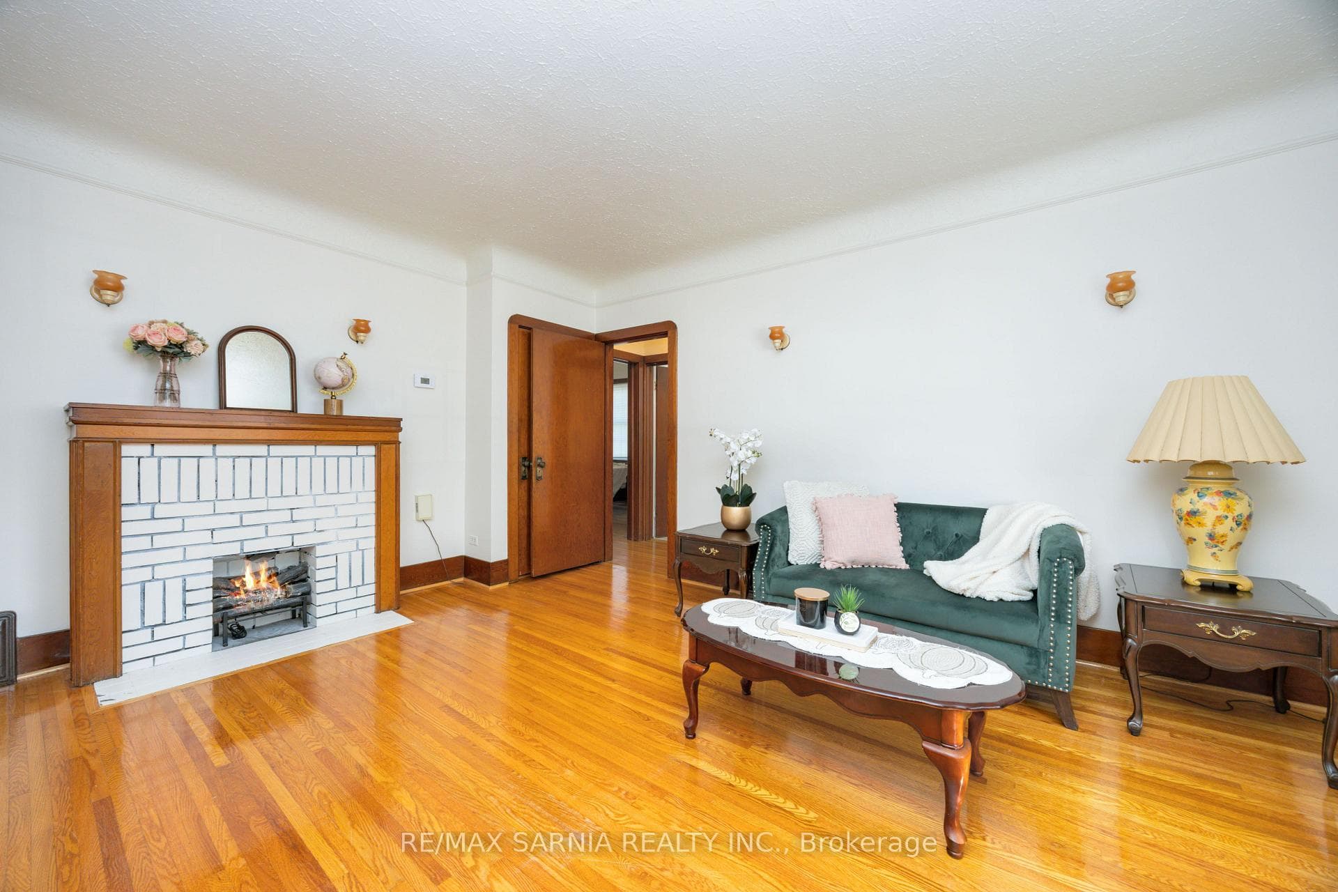 568 Devine Street photo 6