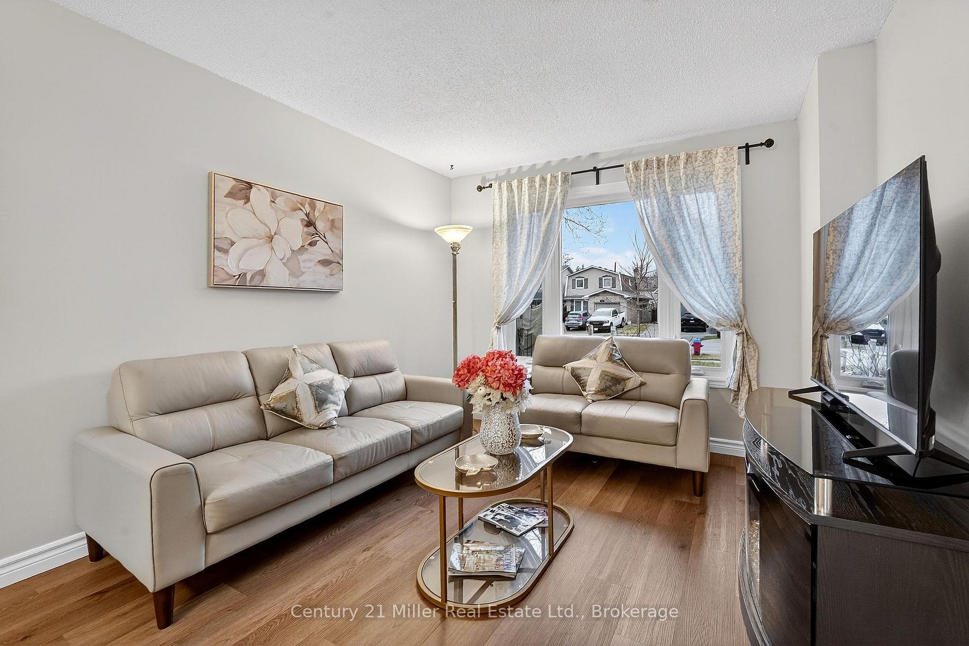 2451 Malcolm Crescent photo 5