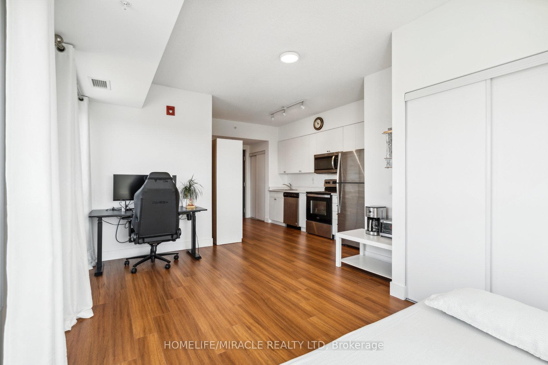1 Wellington Street Unit 819 photo 15