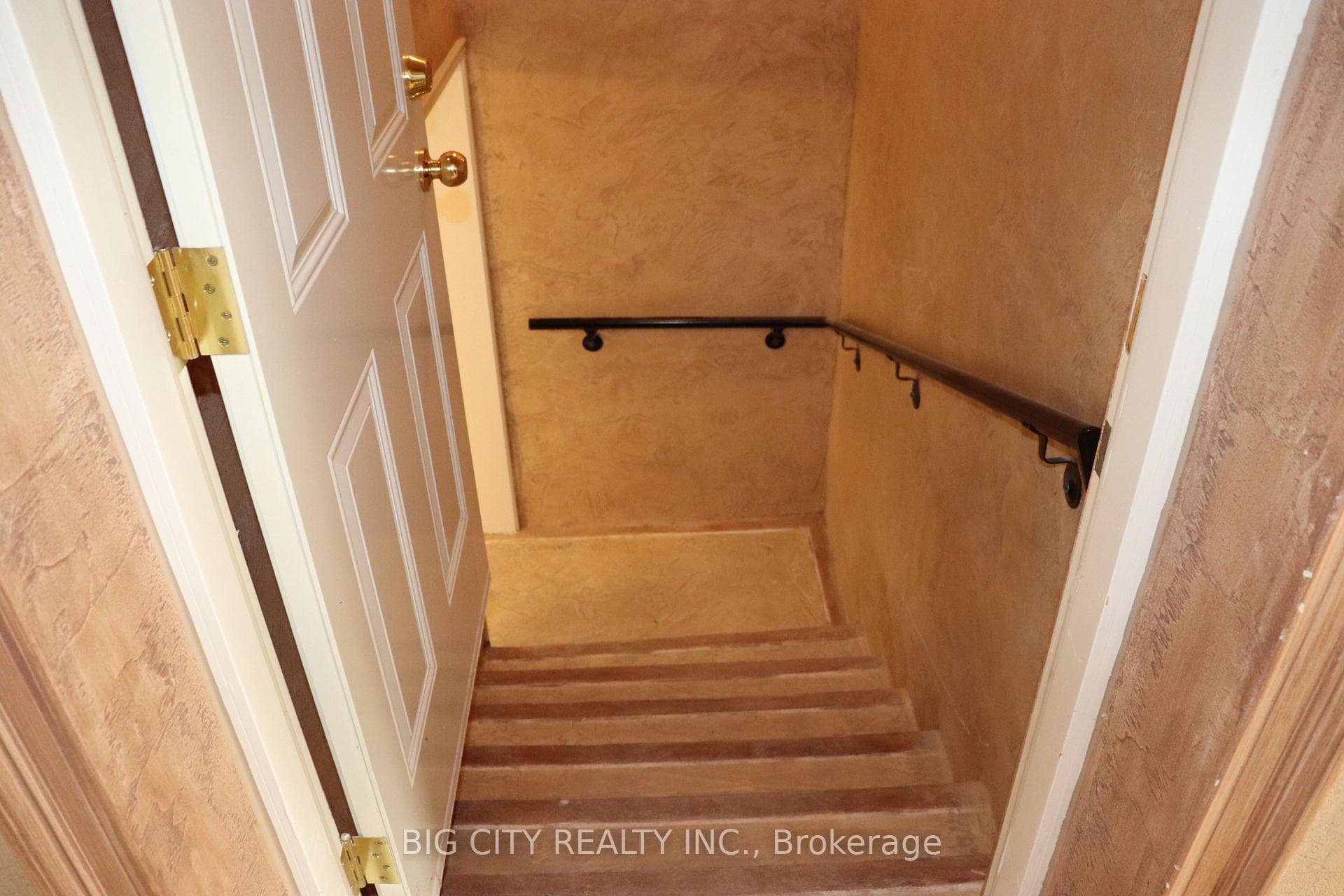 30 Lozoway Drive Unit Lower photo 3