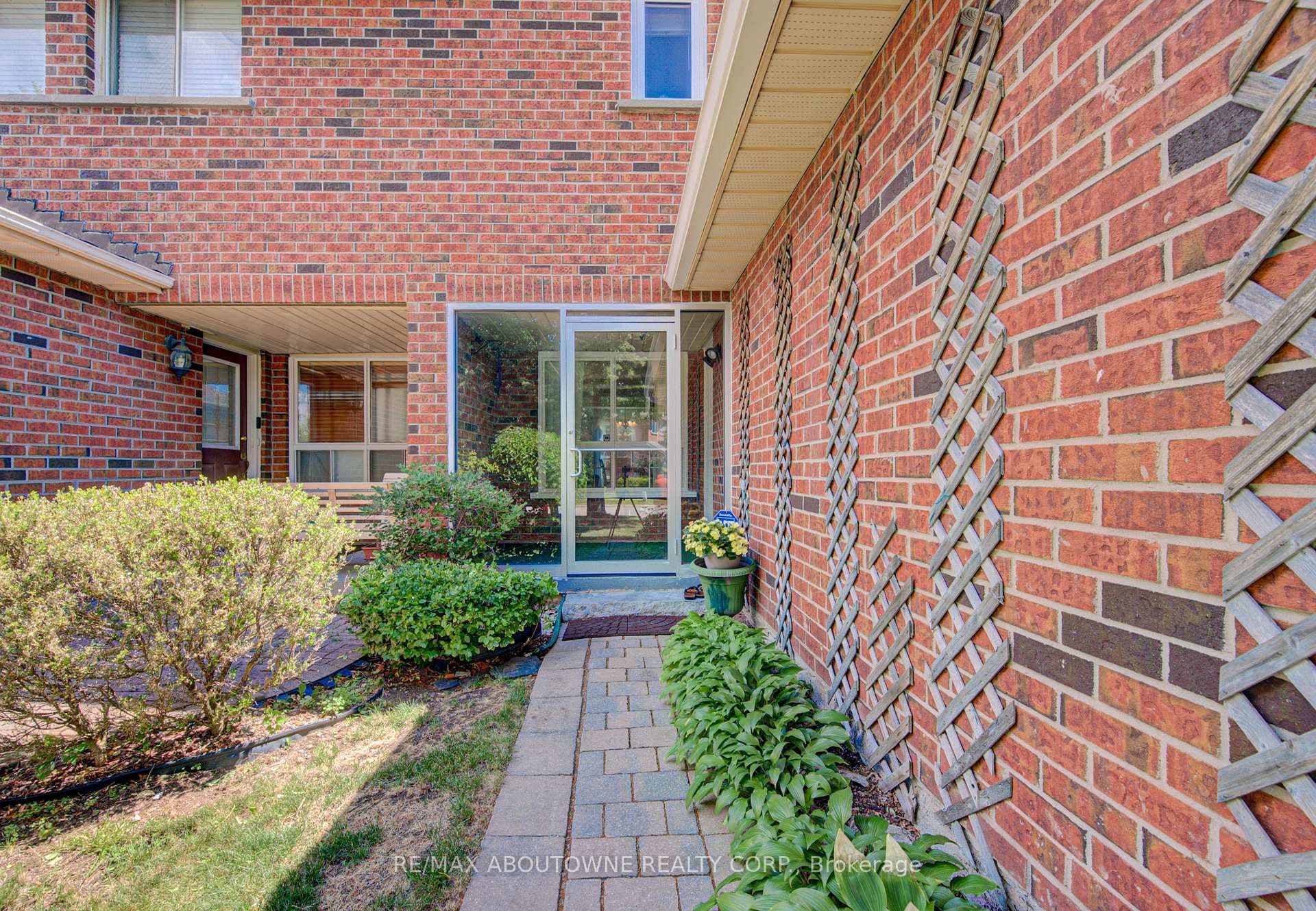 1140 Avondale Drive photo 3