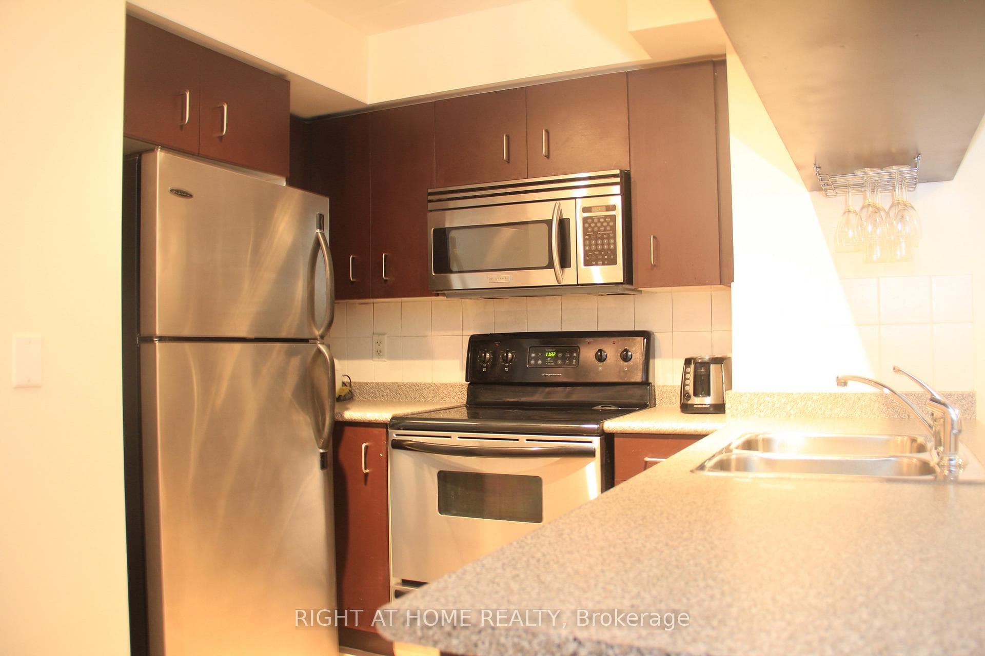 33 Elm Drive Unit 2003 photo 6