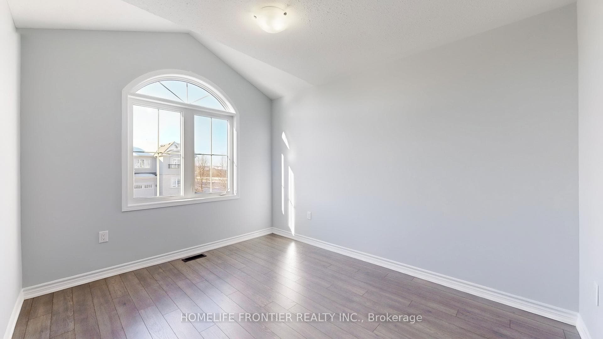 7 Hutt Crescent photo 15