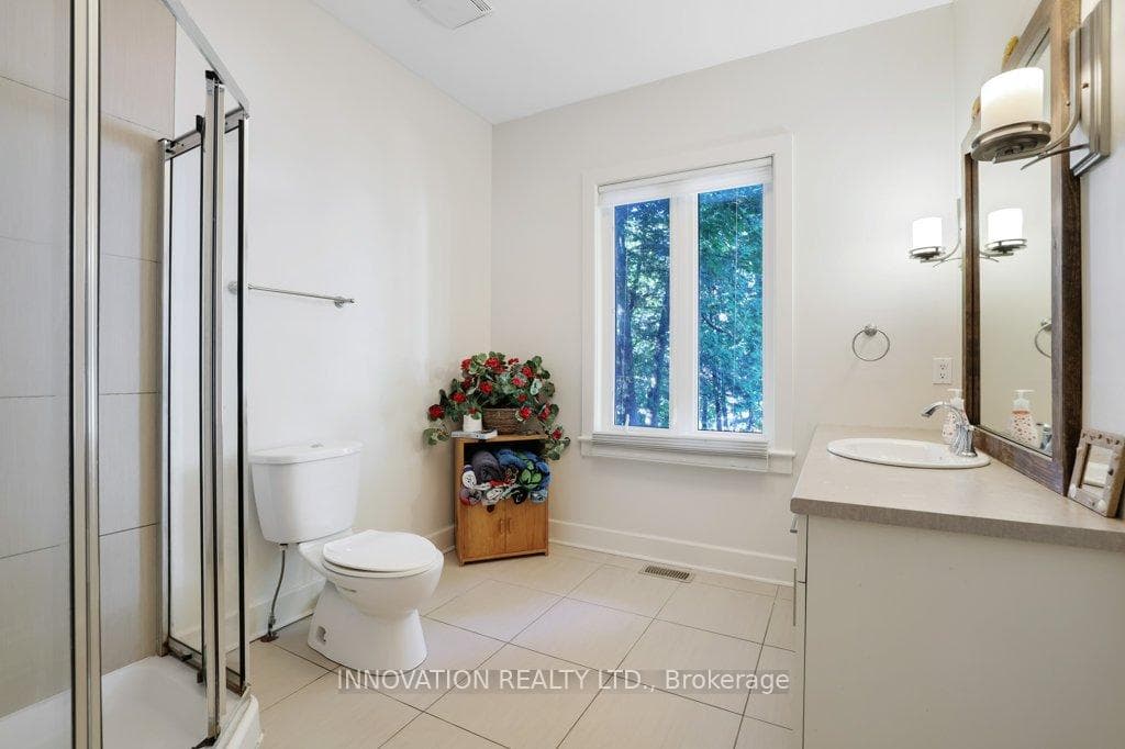 Mid way between main and lower is a 3 piece bath