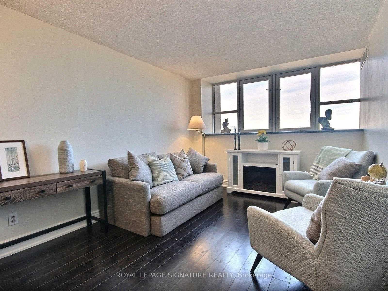 Bright & Spacious W/ Hardwood Floors