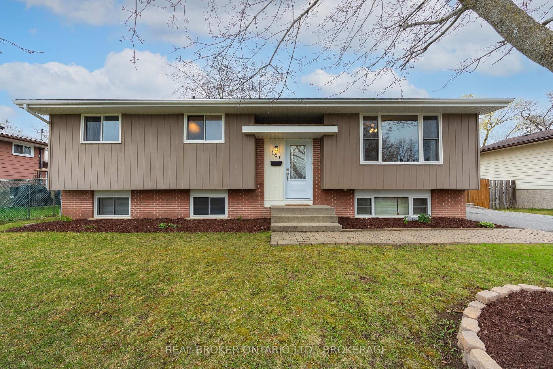 167 MANITOU W Crescent photo 2