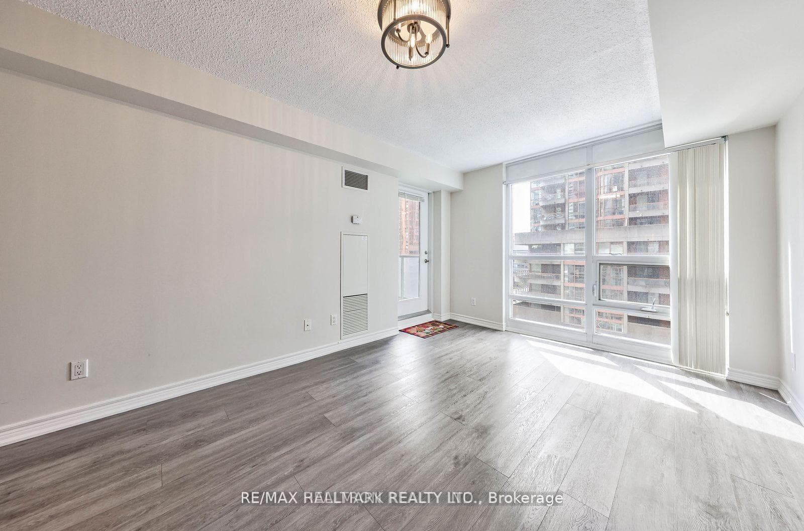 761 Bay Street Unit 610 photo 36