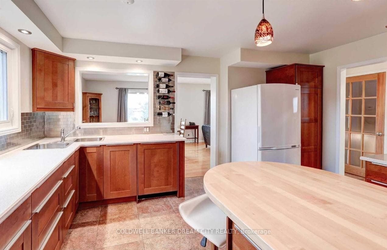 1258 Gryphon Mews photo 7