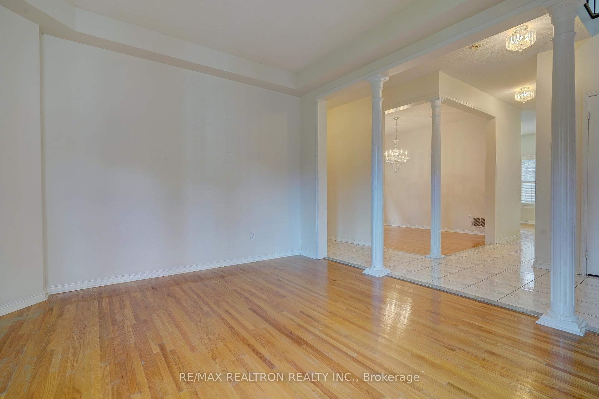 1448 Sandhurst Crescent photo 5