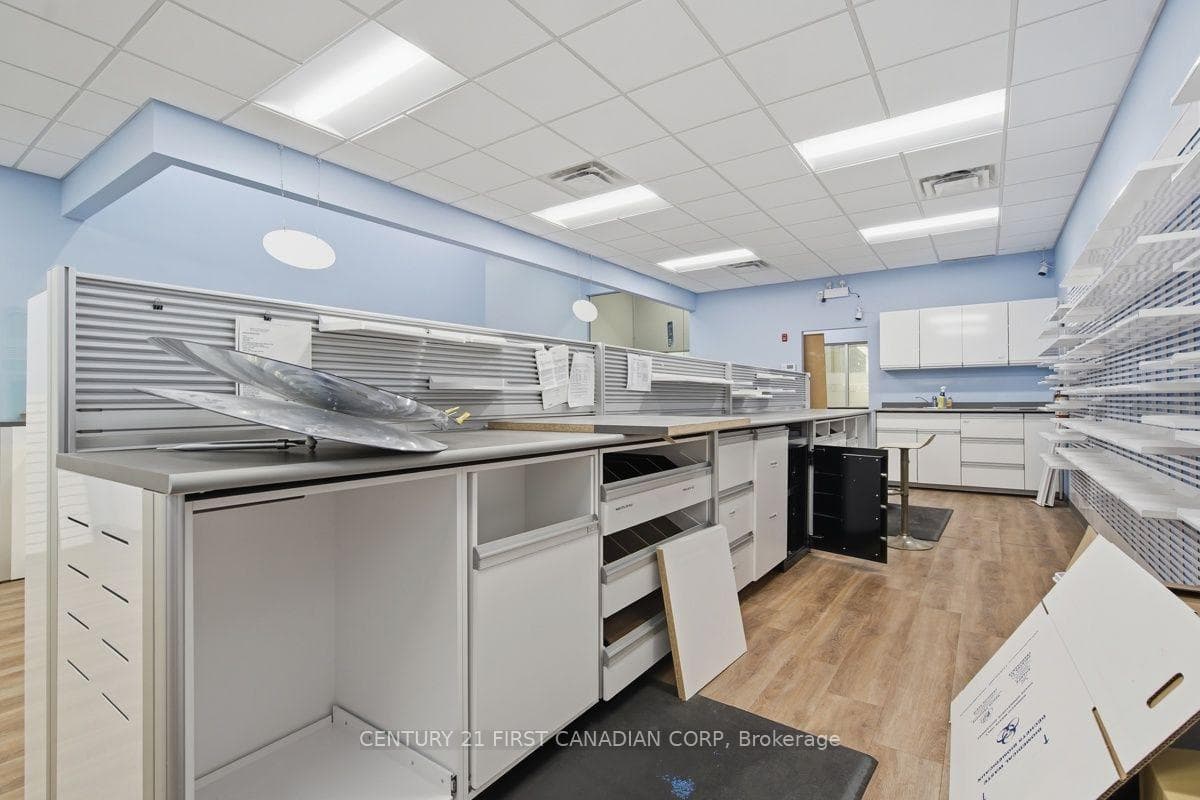 1807 Wonderland Road photo 18