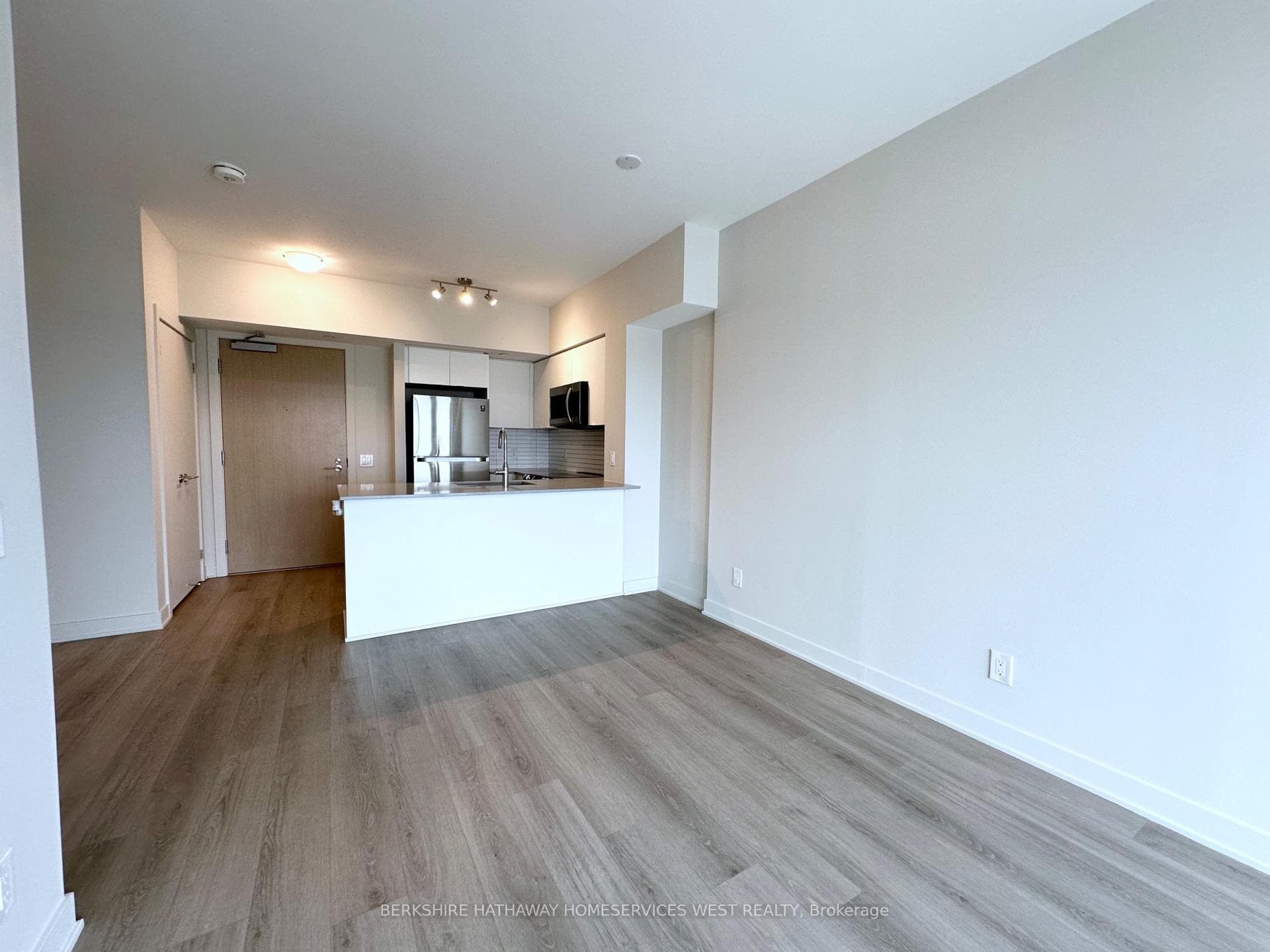 3385 Dundas Street Unit 613 photo 4