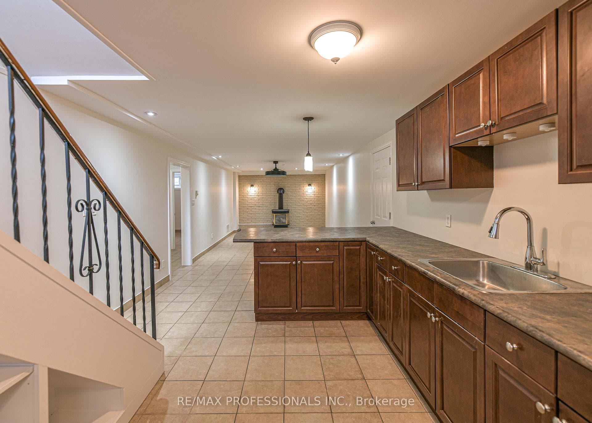 255 Lawrence Avenue photo 19