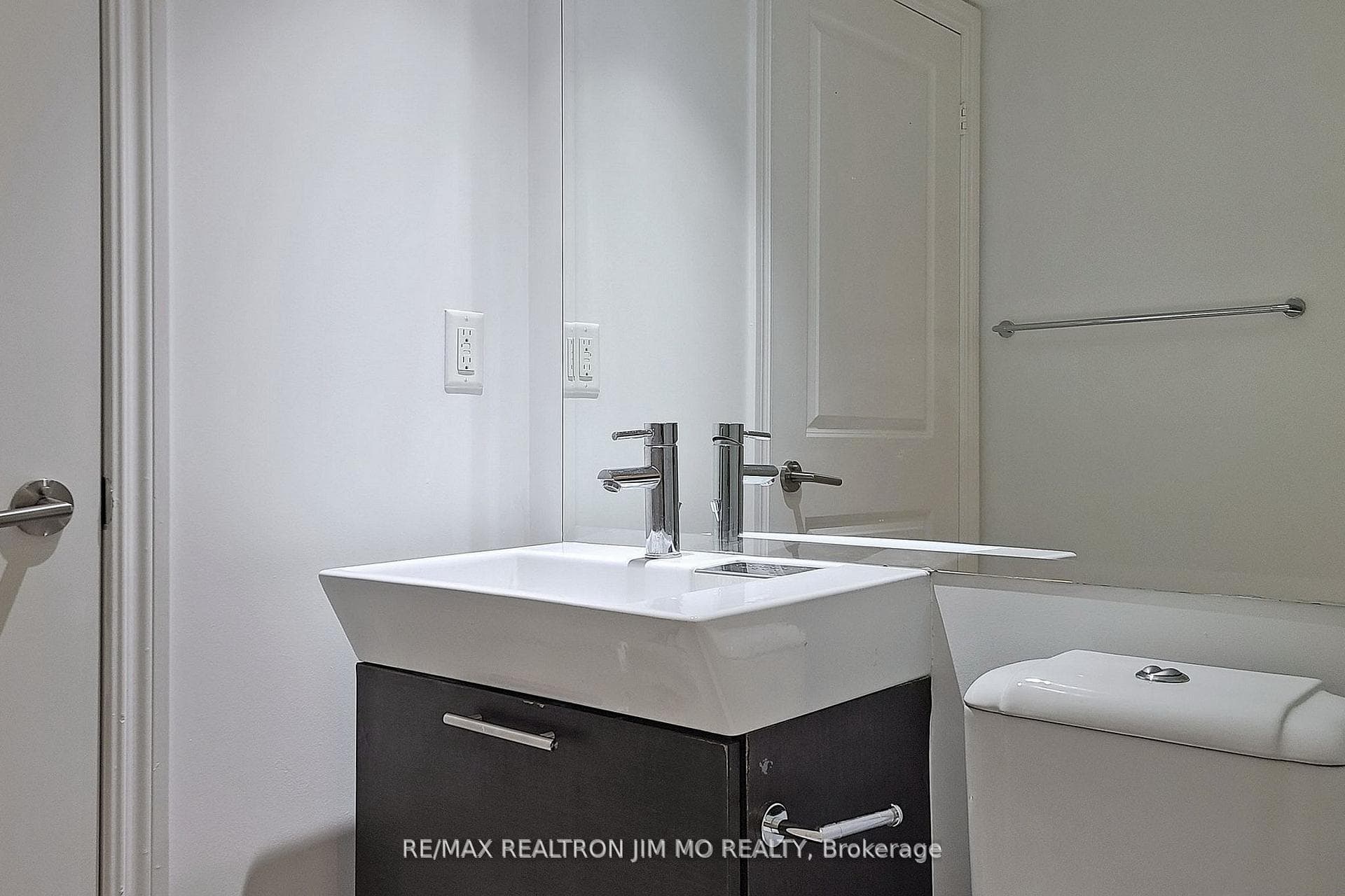386 Yonge Street Unit 2508 photo 18