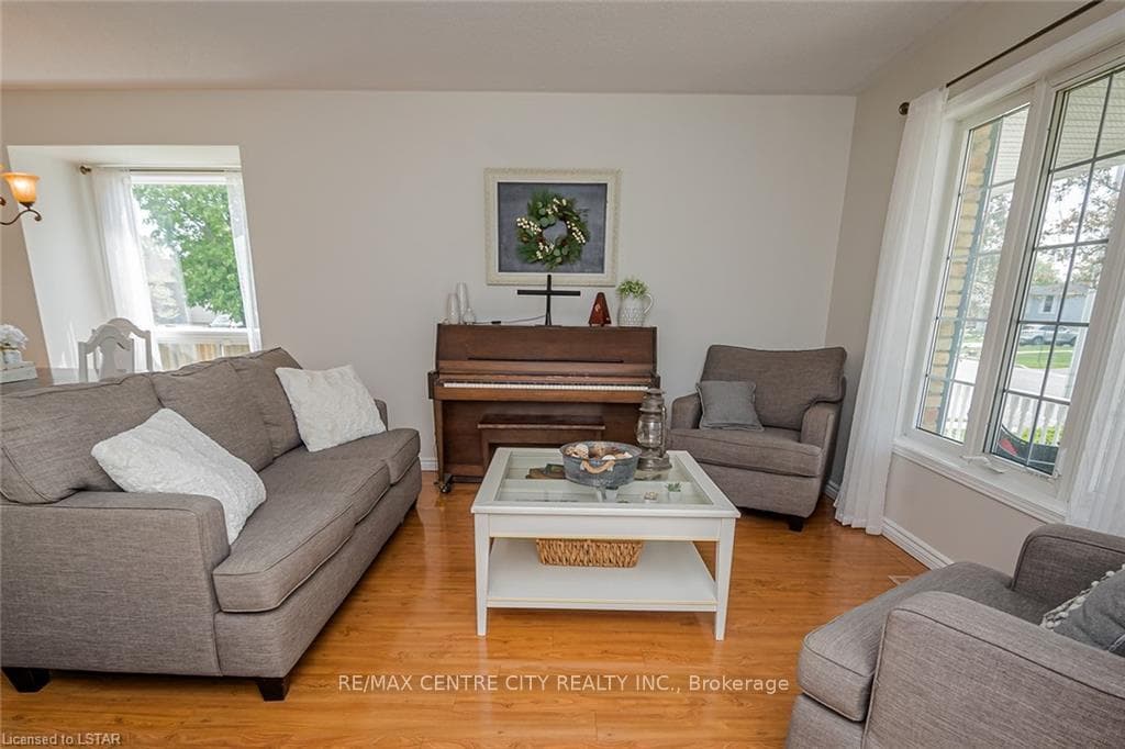 46 ALDBOROUGH Avenue photo 7