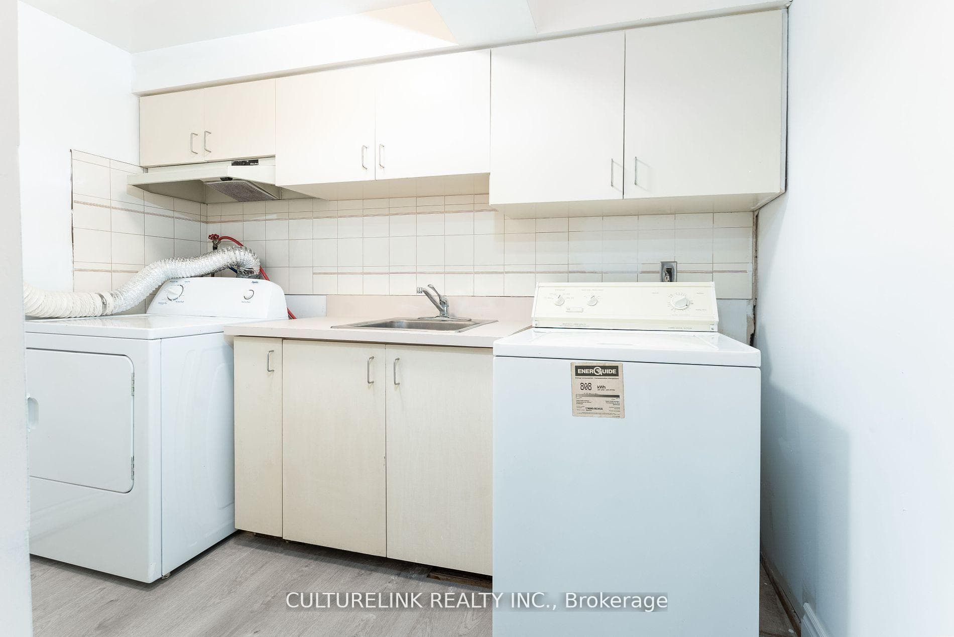 136 Tangmere Crescent photo 24