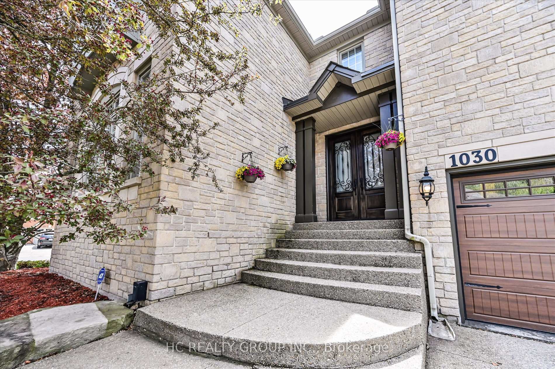 1030 Skyvalley Crescent photo 3
