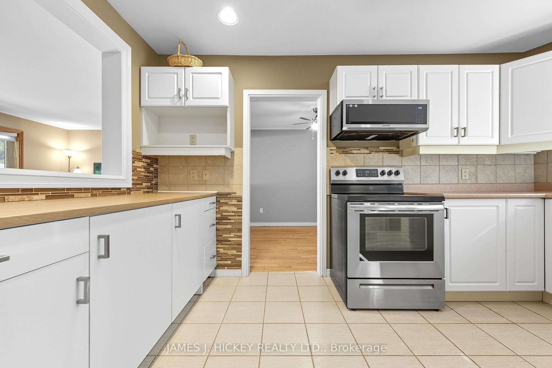119 FRONTENAC Crescent photo 6