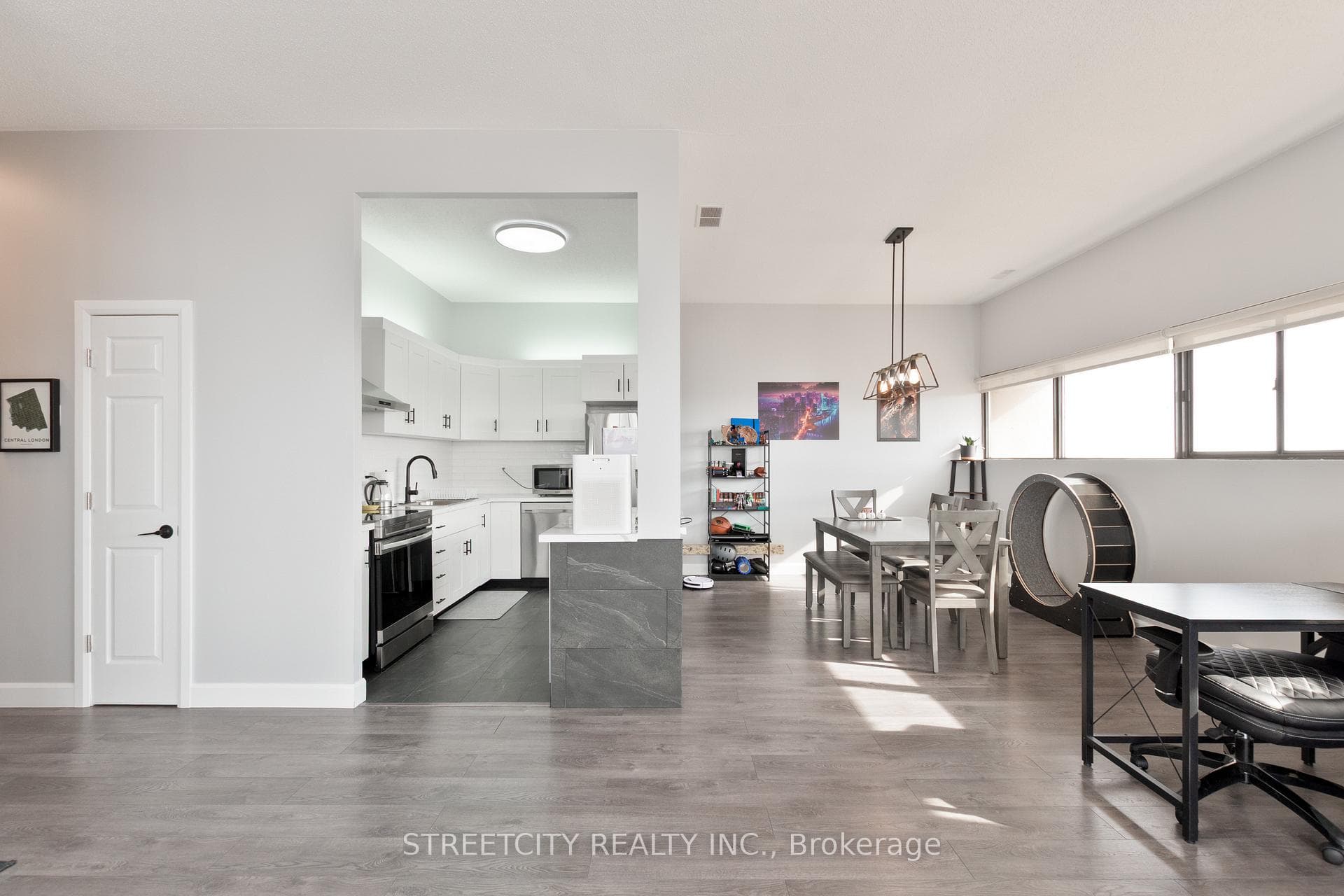 389 Dundas Street Unit 2103 photo 11
