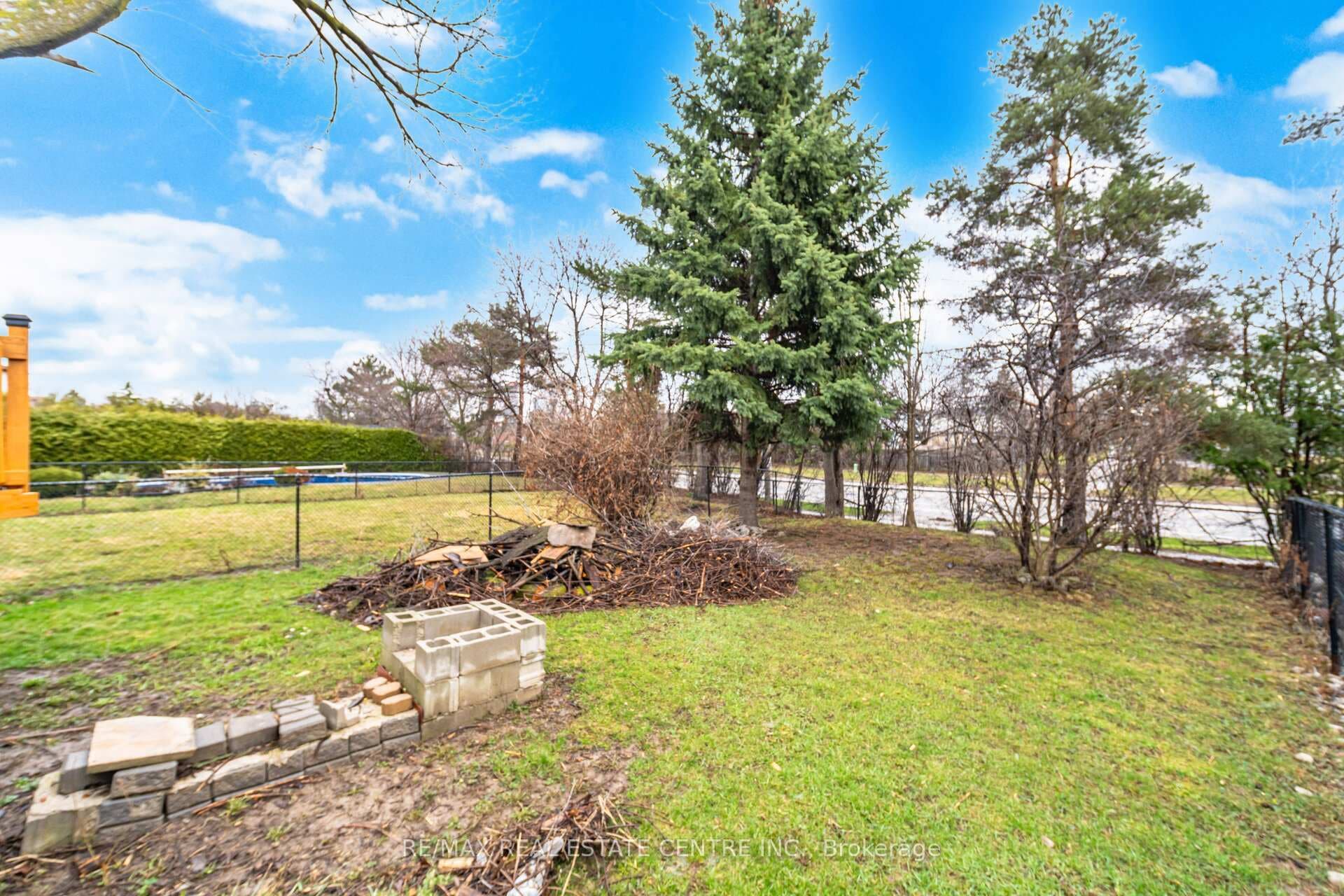 32 Dafoe Crescent photo 45