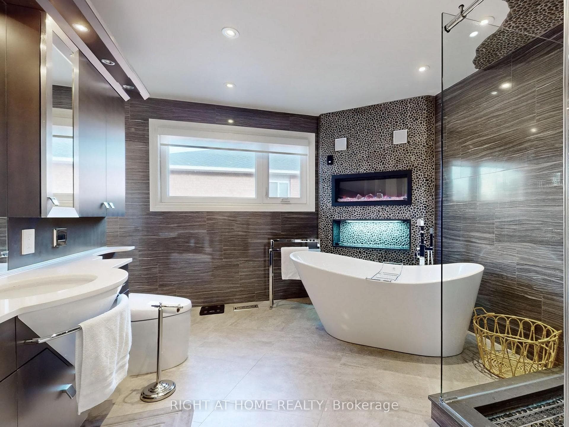131 Pemberton Road photo 18