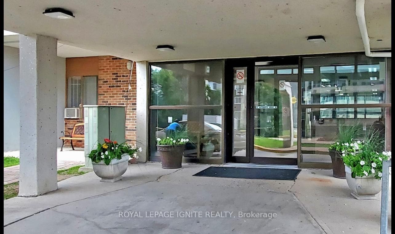 3380 Eglinton Avenue Unit 905 photo 2