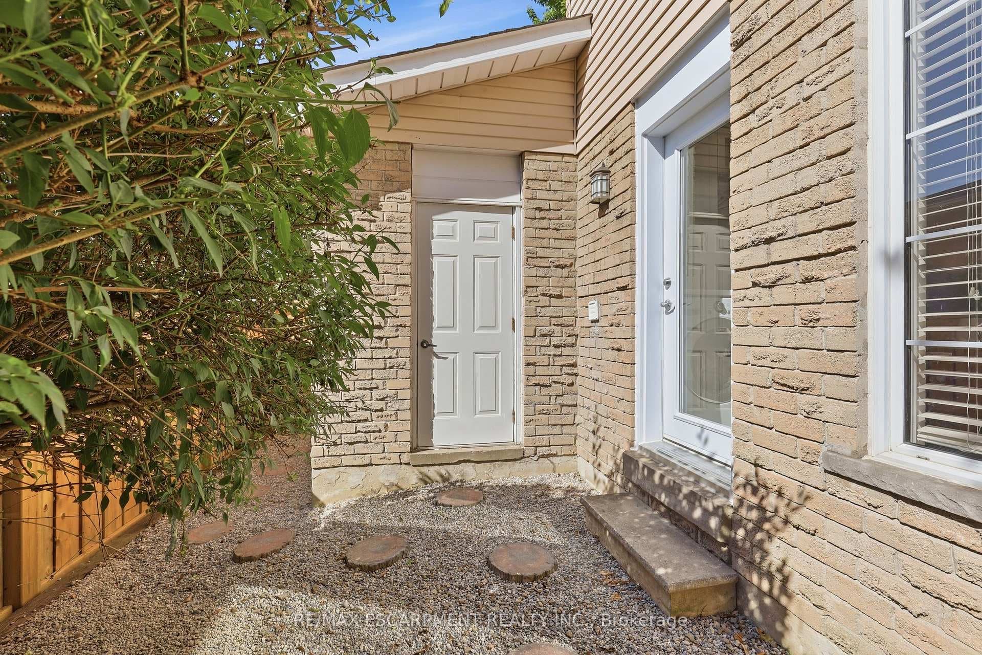 463 Gowland Crescent photo 39