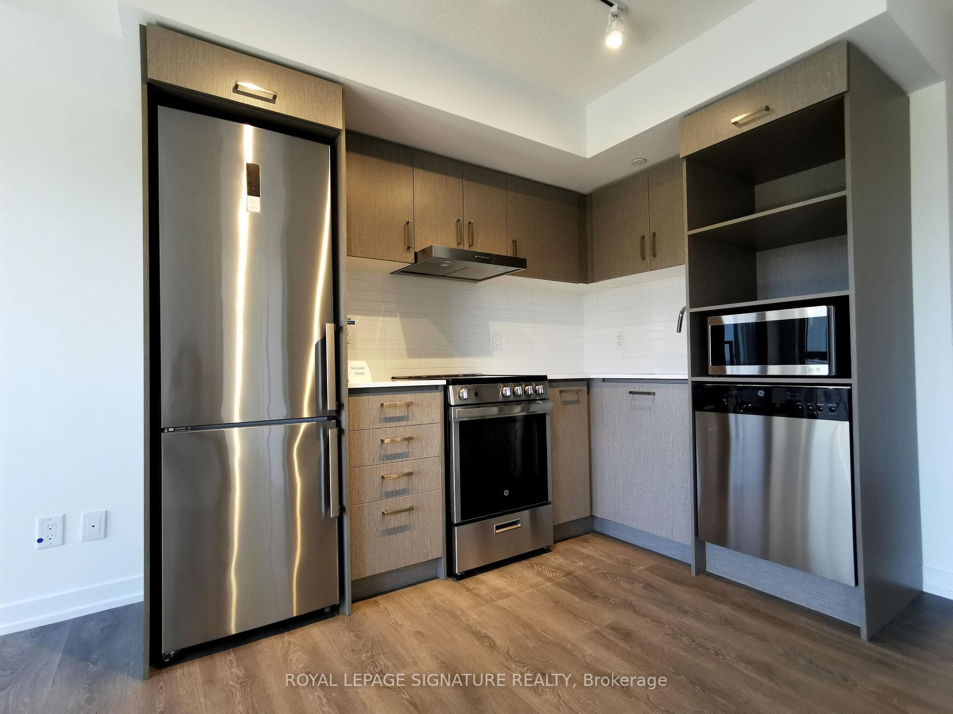 219 Dundas Street Unit 812 photo 3