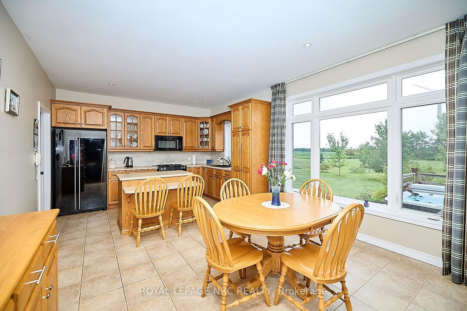Light solid oak kitchen with lots of light