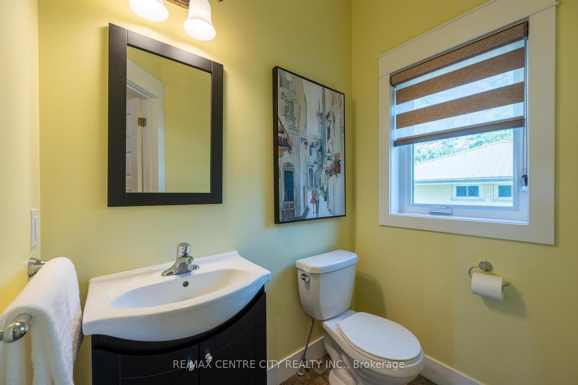 2580 Dundas Street photo 19