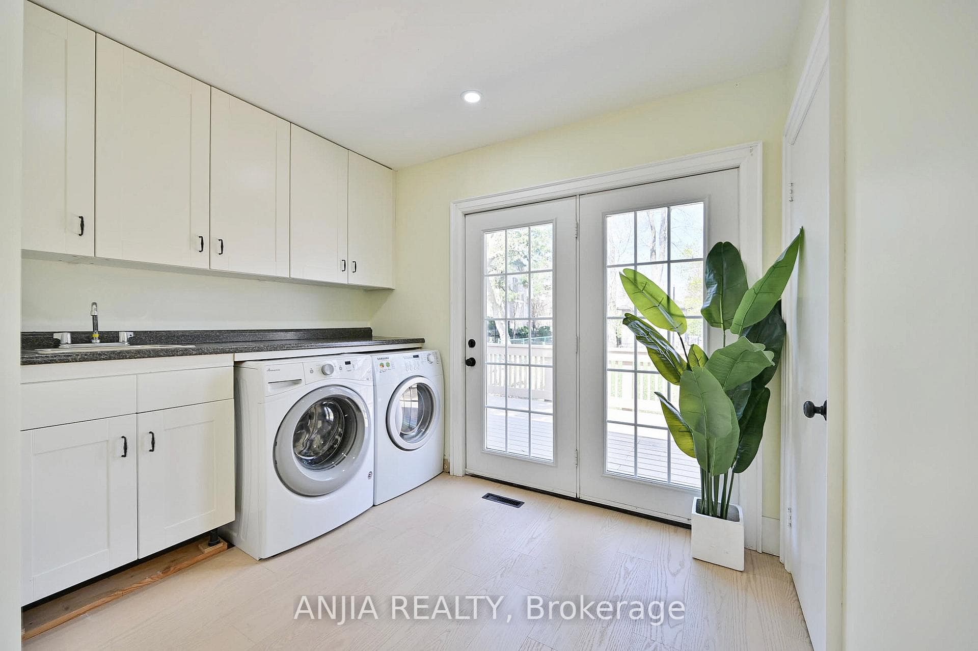 74 Robinson Street photo 25