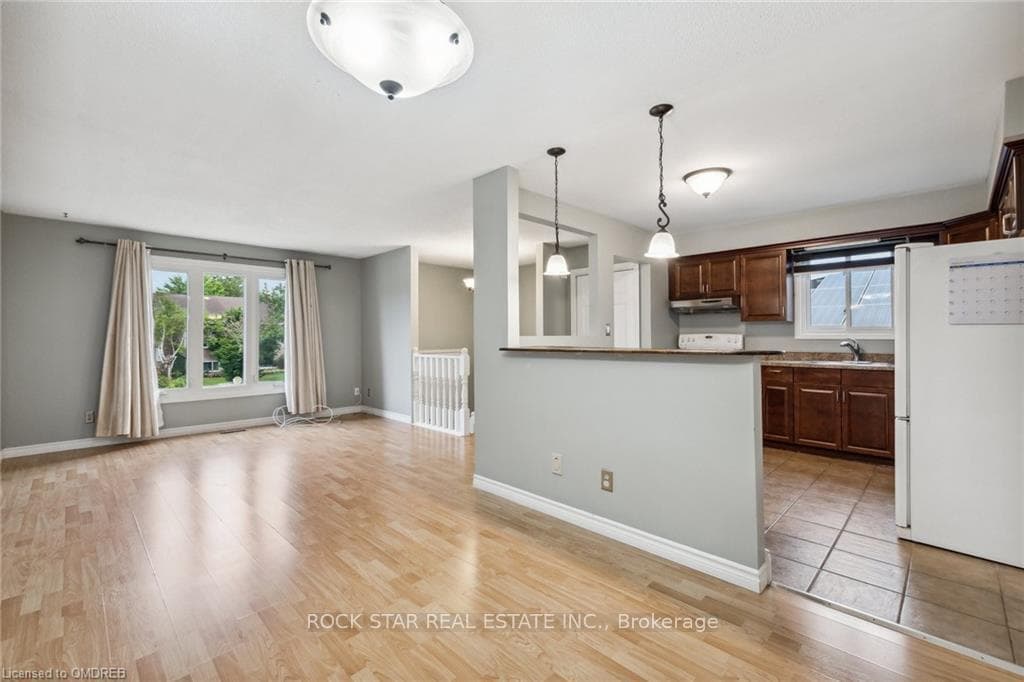 44 Mayfair Drive photo 4