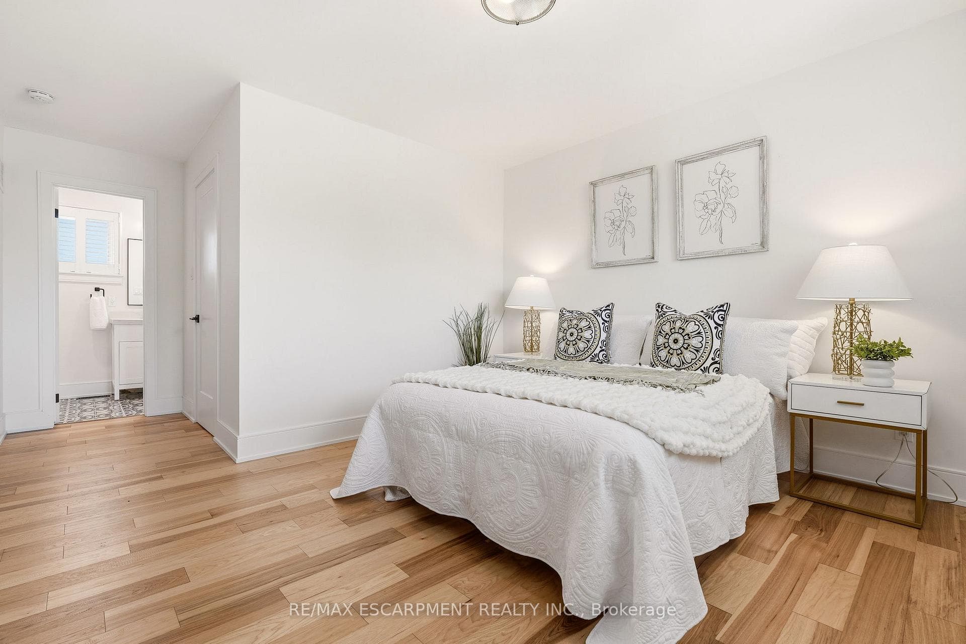 2347 Tweedsmuir Court photo 31