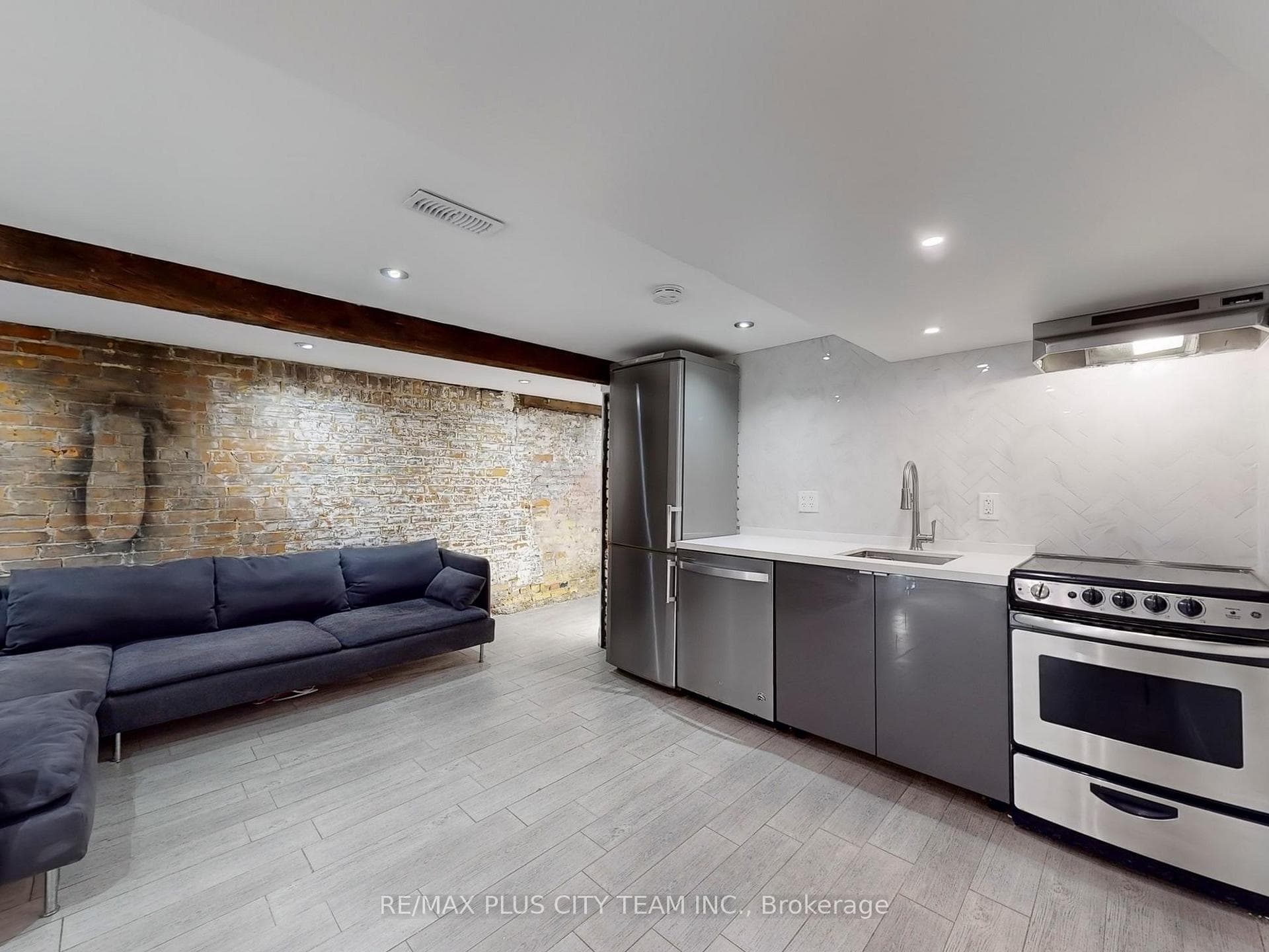 153 Niagara Street Unit Lower photo 3