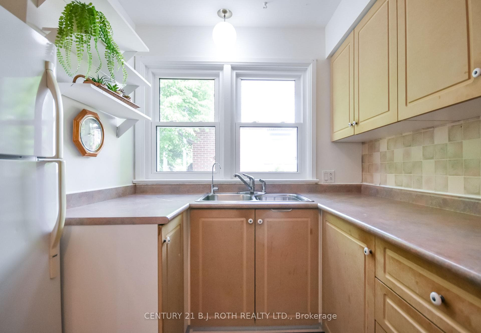 223 Wellington Street photo 10