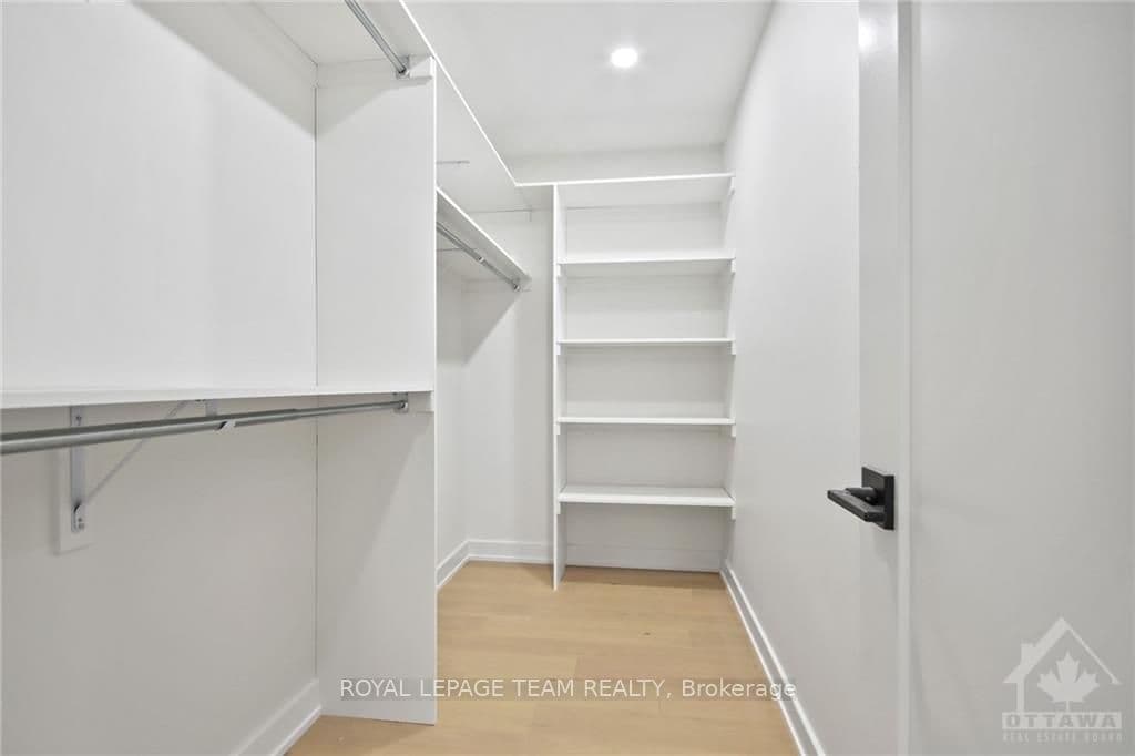 241 BREEZEHILL Avenue Unit A photo 21