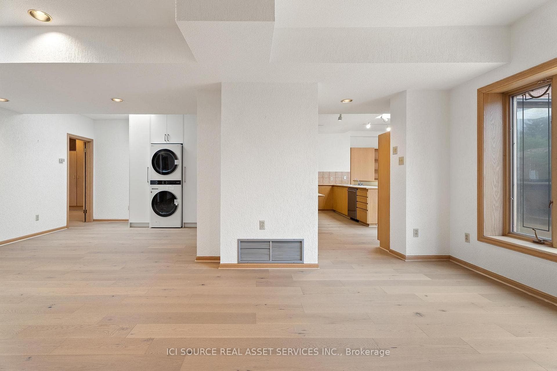 574 St Clair Avenue Unit Upper photo 5