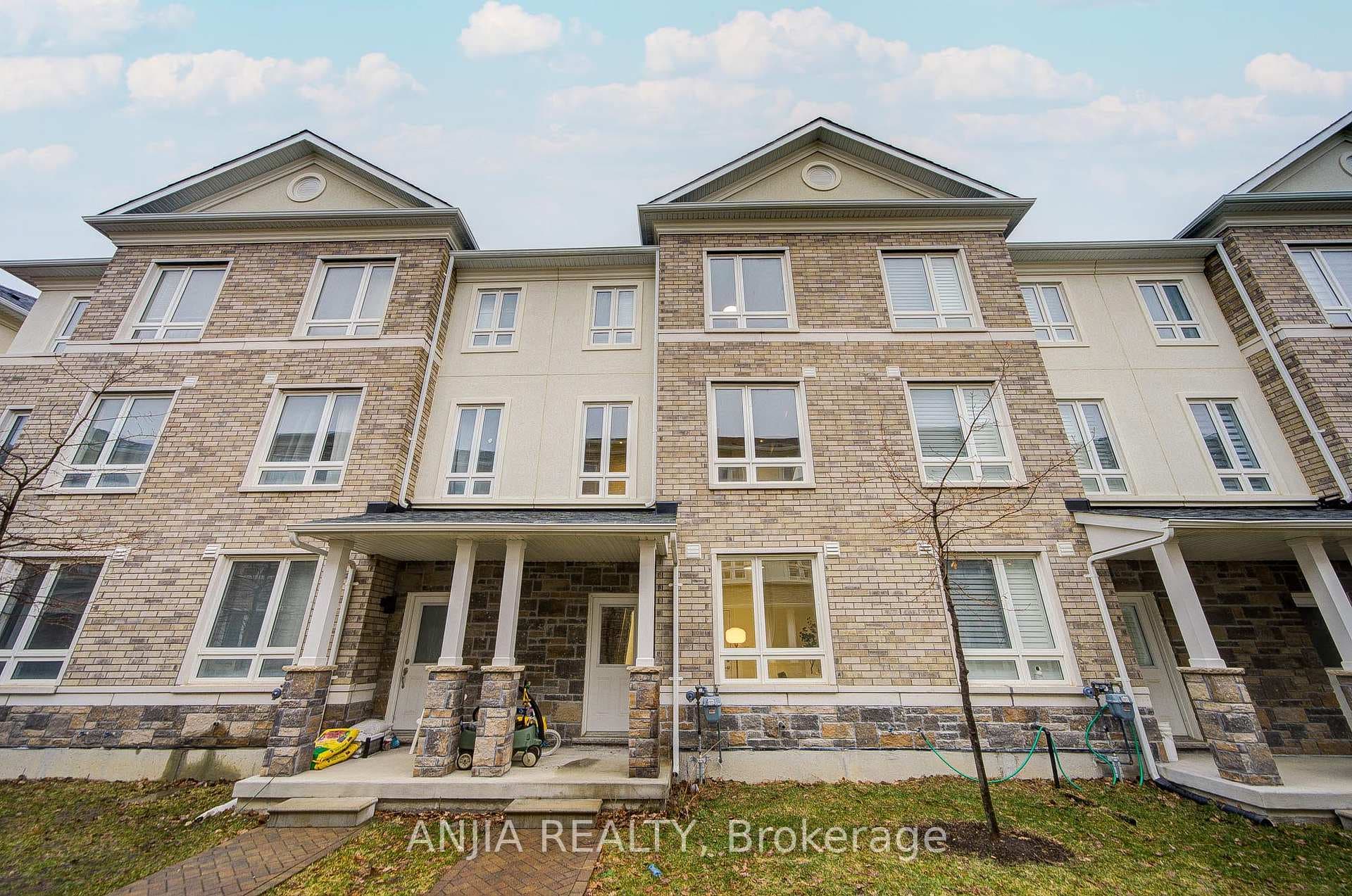 82 Chicago Lane photo 2