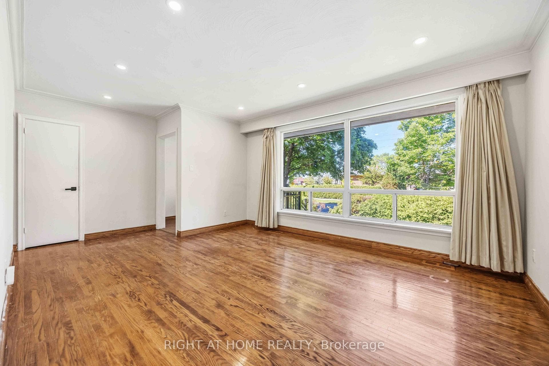 1 Mozart Avenue photo 10