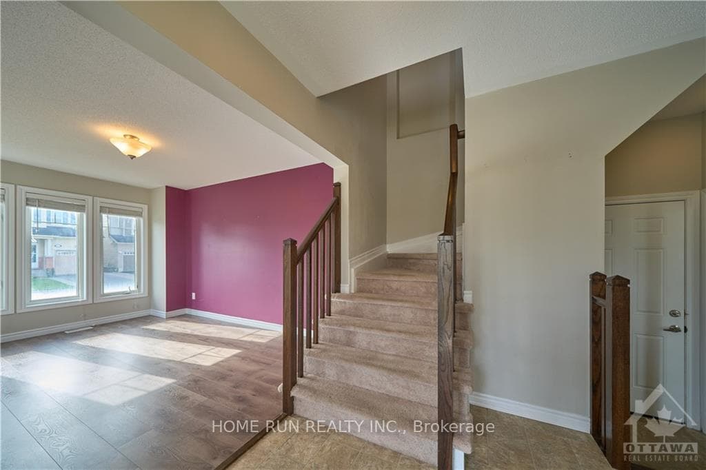 436 MEADOWHAWK Crescent photo 6