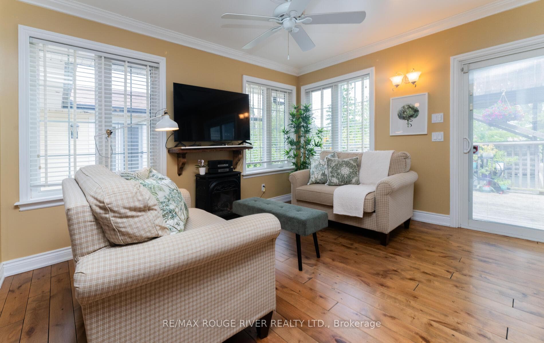 445 Friendship Avenue photo 17