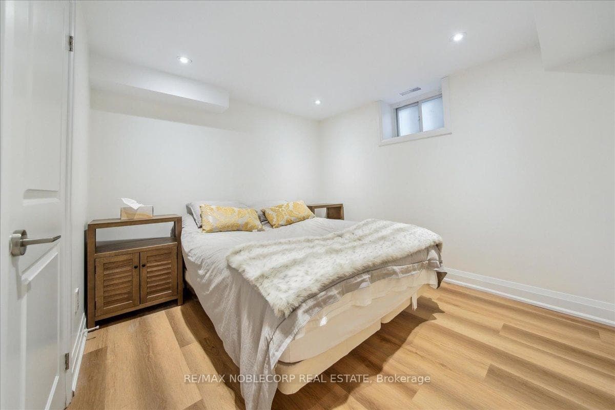 72 Christina Crescent photo 44