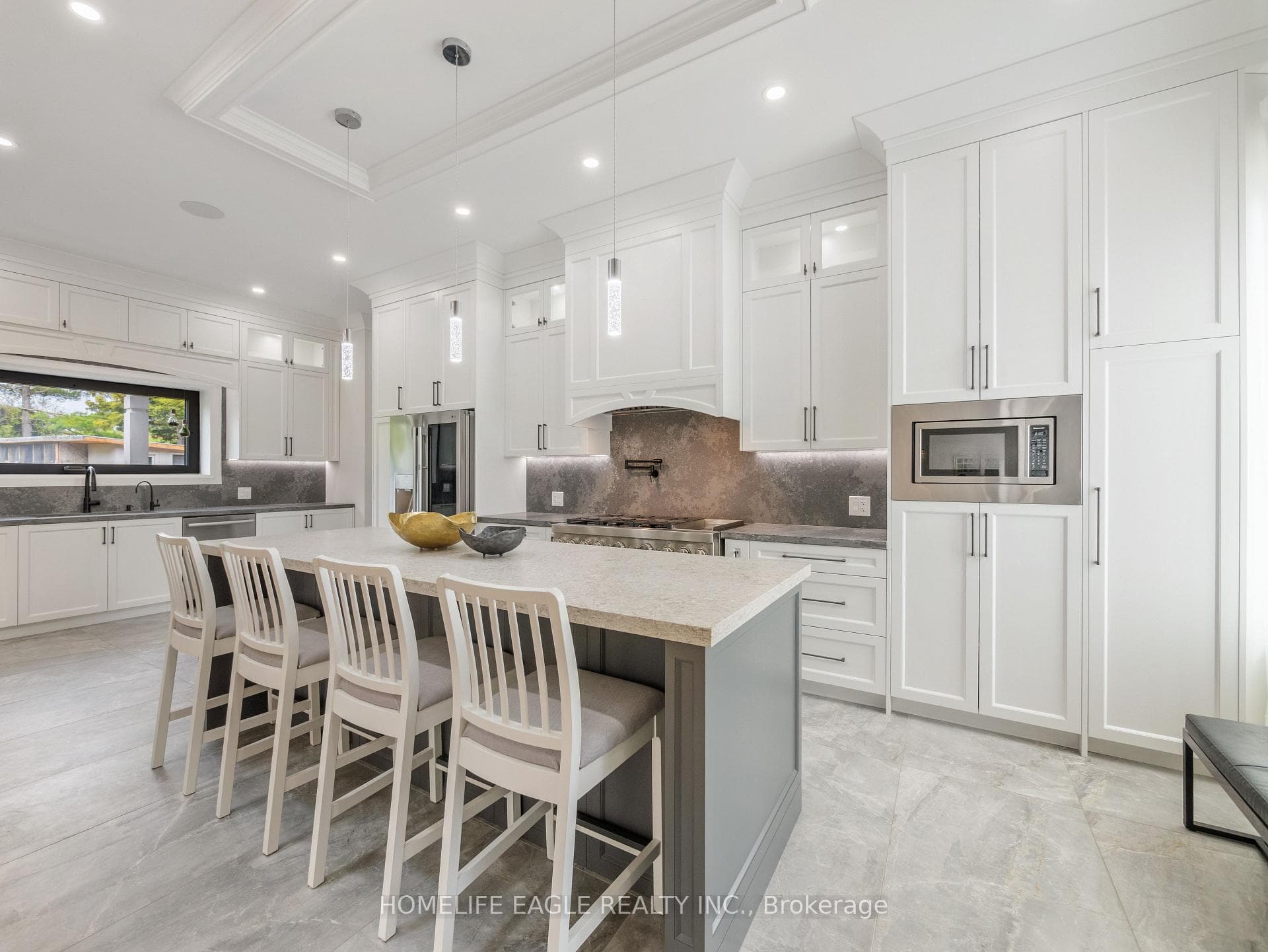 15714 Bathurst Street photo 9