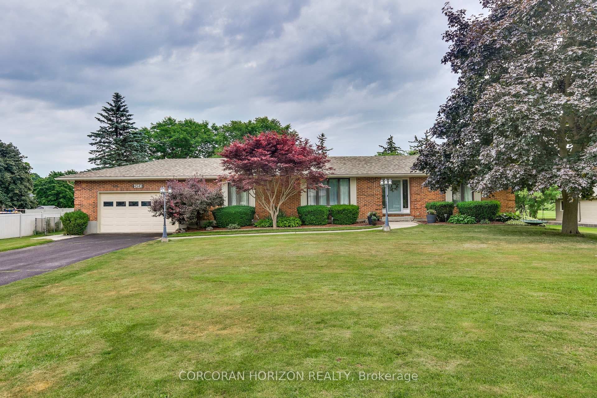 4542 Avenue Road photo 1