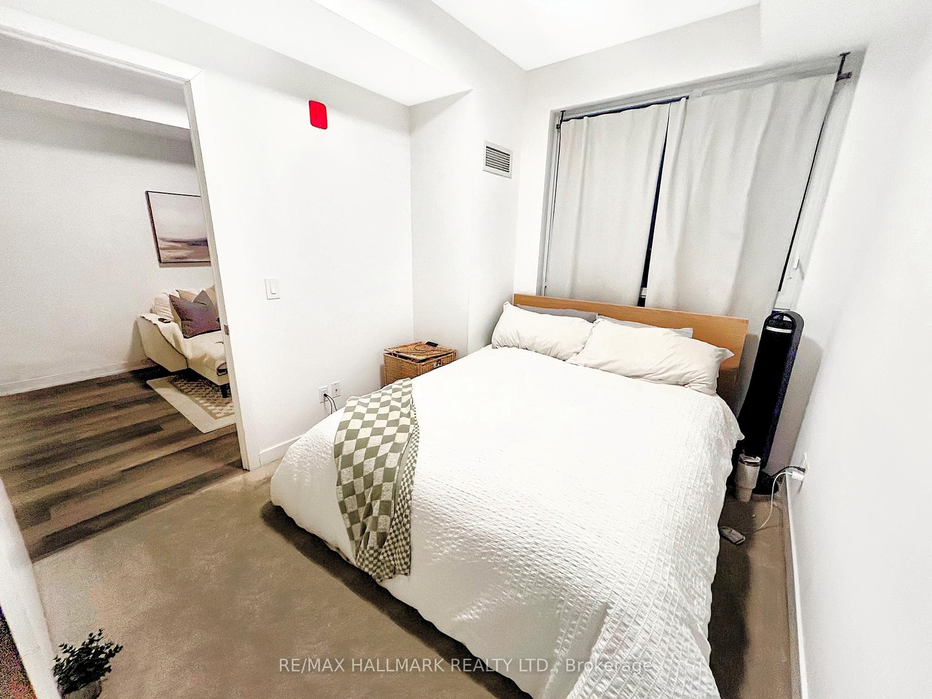 5240 DUNDAS Street Unit B616 photo 9