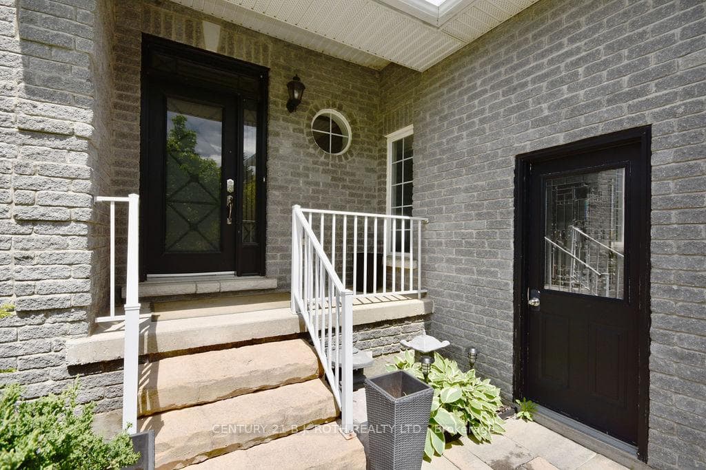 74 Gardiner Drive photo 3