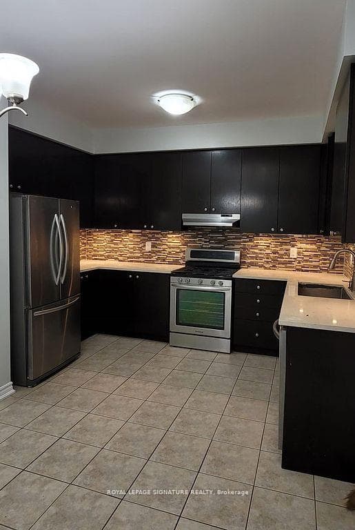704 Agnew Crescent photo 4