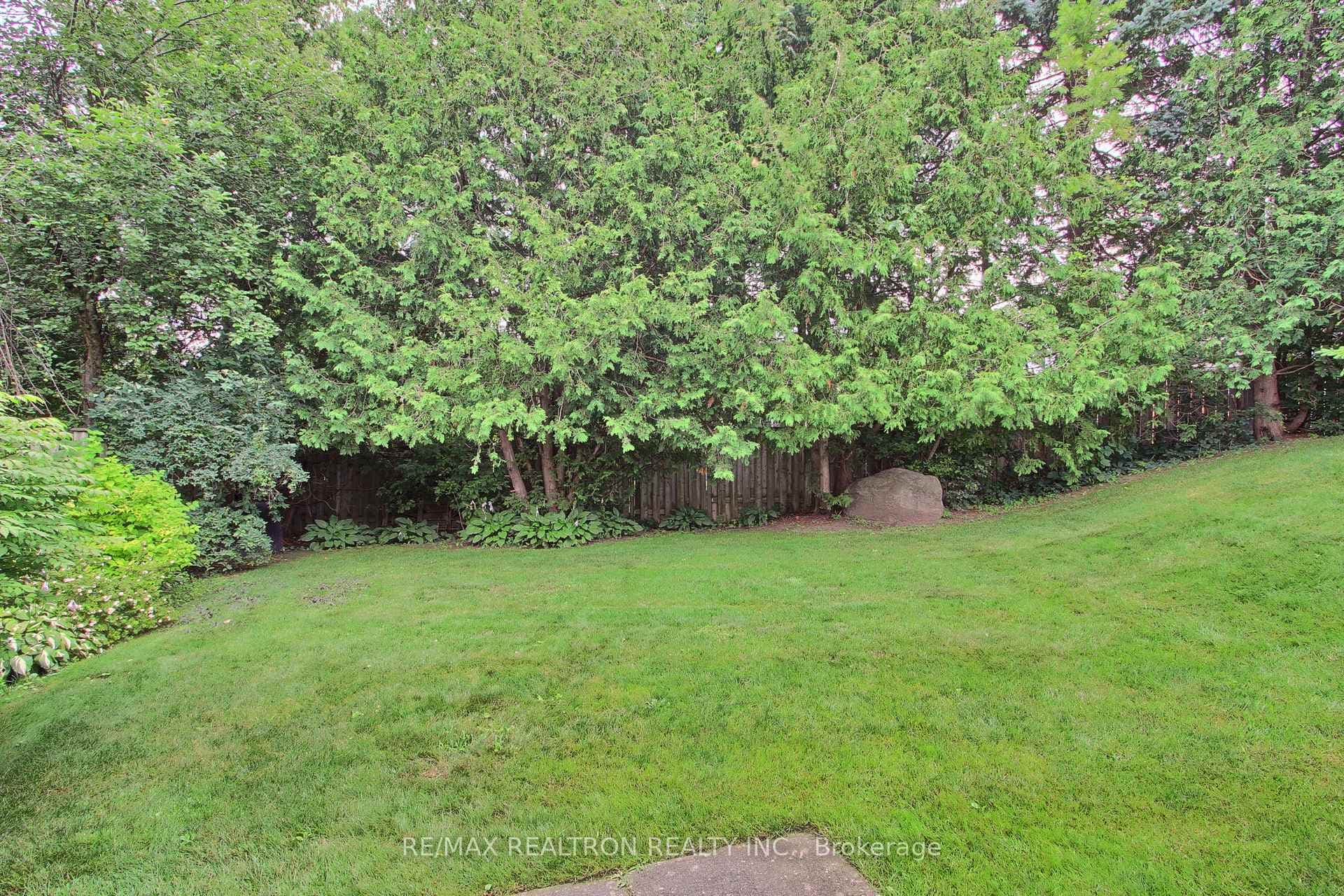 771 Greenfield Crescent photo 23