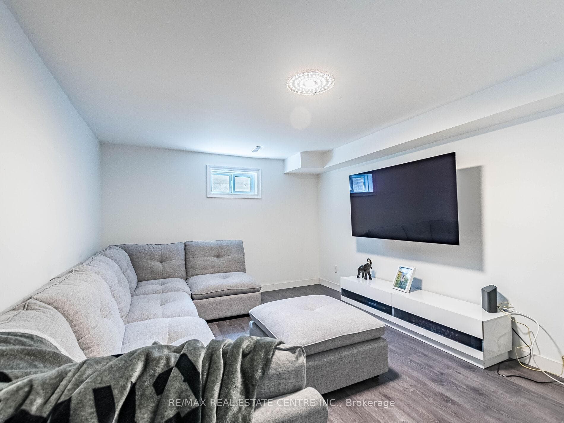 52 MOZART Crescent photo 43